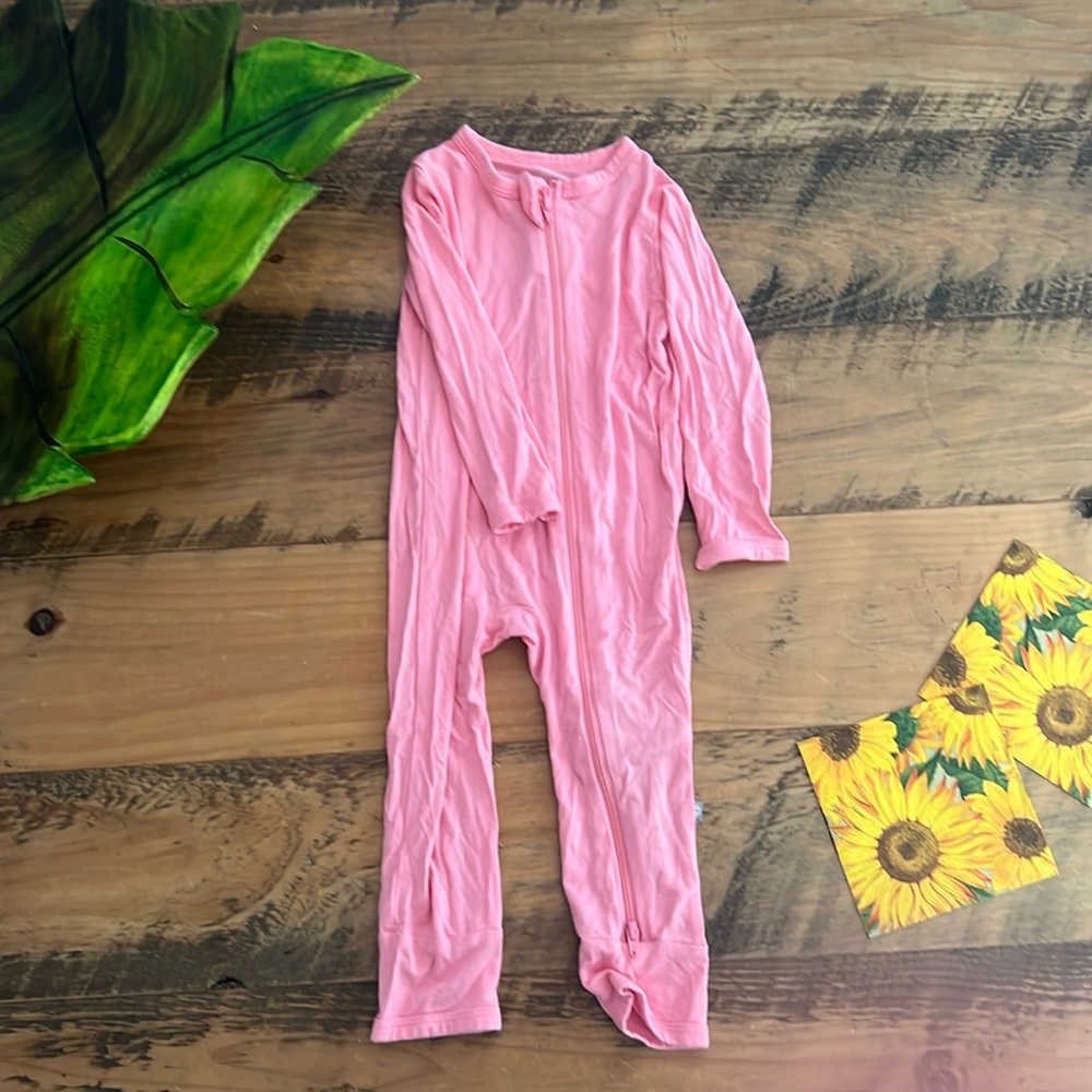 Kyte Baby pink zippered romper 12-18 months. Great condition.